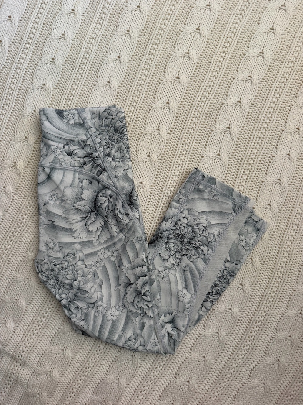 Lululemon Floral Gray Cropped Leggings size 4